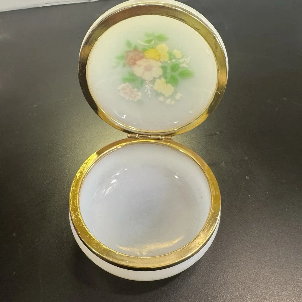 Vintage 1960's MCM Lucite Floral Trinket - White - Hong Kong‎ Hinged